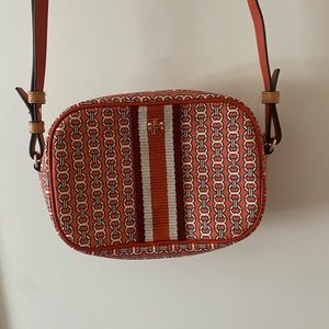 Tory Burch crossbody purse, chain design, perfect for spring!
